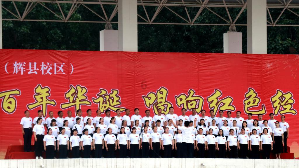 胡可一家出游新加坡,东北宋仲基回来了