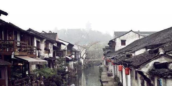 湖南女子被城管没收直播工具，他们为何不没收跟前男生的直播的工具？